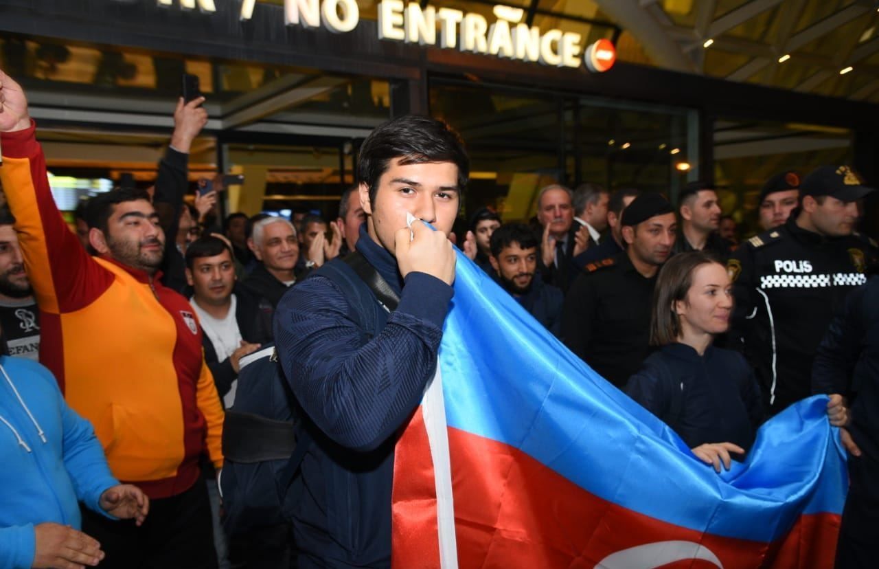 Azerbaijani athletes back at home, following Armenian provocation during championship [PHOTO]