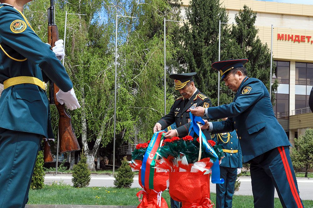 Azerbaijani defense minister visits Military Institute of Land Forces in Almaty [PHOTO]
