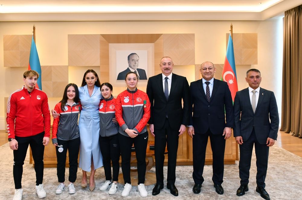Azerbaijani President and First Lady meet with Turkish athletes who competed at European Weightlifting Championships [UPDATE]