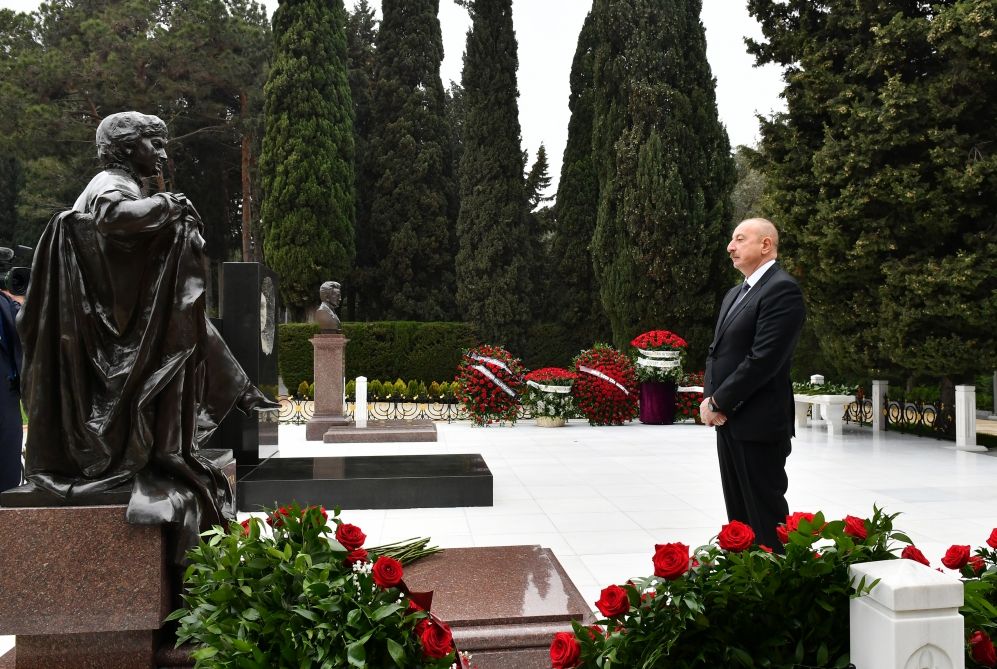 Azerbaijani President visits grave of academician Zarifa Aliyeva [PHOTOS/VIDEO]