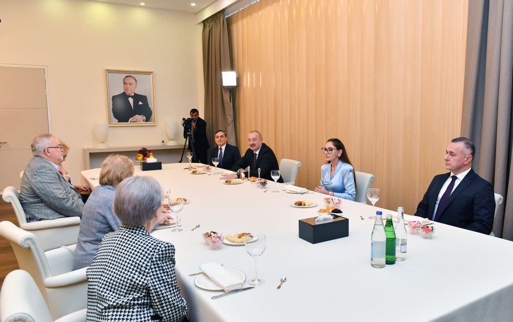 Azerbaijani President and First Lady talk with ophthalmologists who worked at the same time with academician Zarifa Aliyeva [PHOTOS/VIDEO]