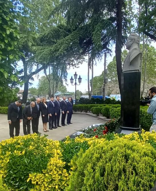 Azerbaijani official visits National Leader's Monument in Tbilisi [PHOTOS]