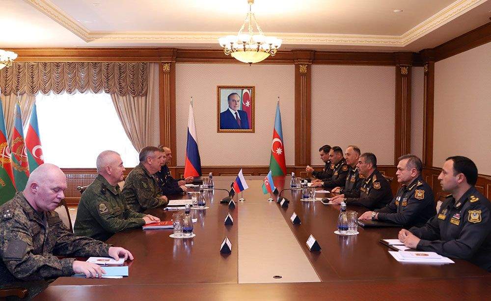 Azerbaijani Defense Minister receives new Commander of Russian peacekeeping forces