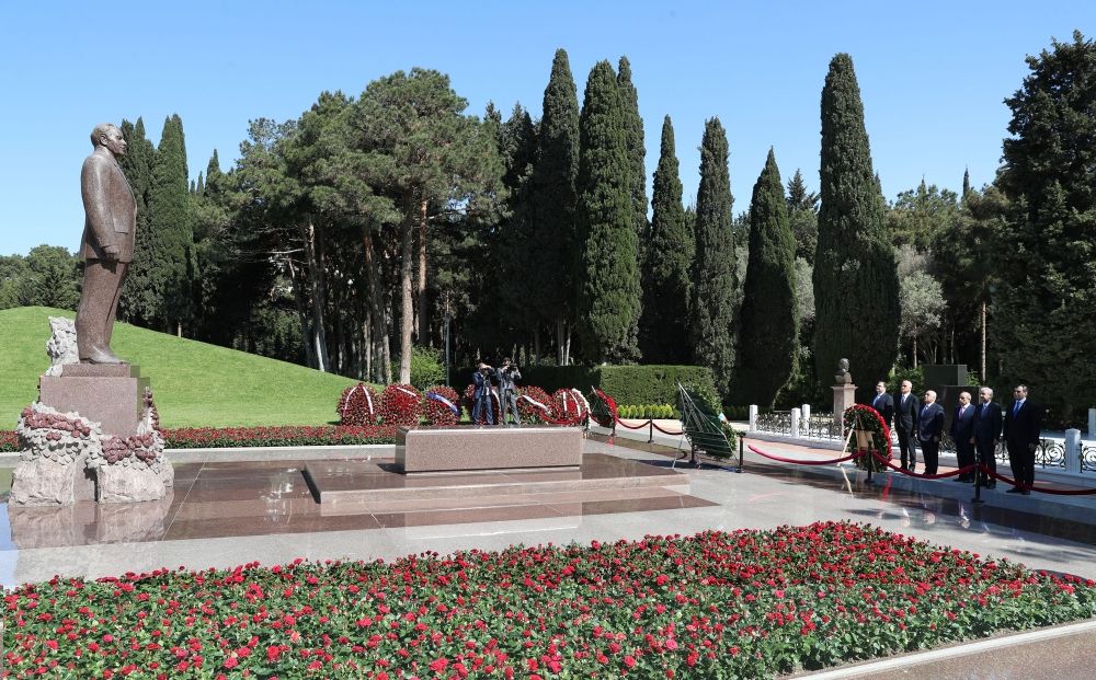 Azerbaijani PM pays tribute to Great Leader Heydar Aliyev