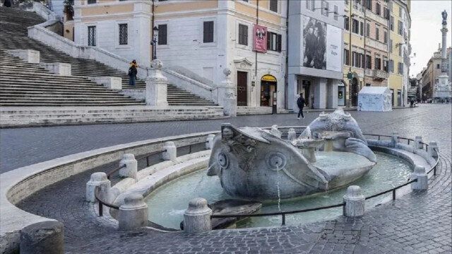 Activists pour black liquid into one of Rome’s landmark fountains