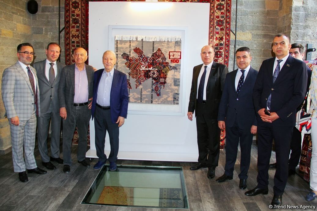 Azerkhalcha presents memorial carpet Heydar Aliyev-100 [PHOTOS]
