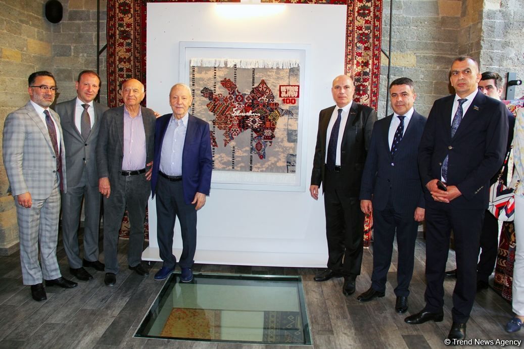 Azerkhalcha presents memorial carpet Heydar Aliyev-100 [PHOTOS]
