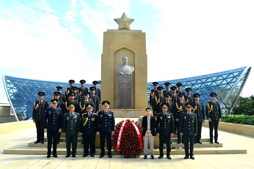 Group of military personnel visits grave of Hazi Aslanov