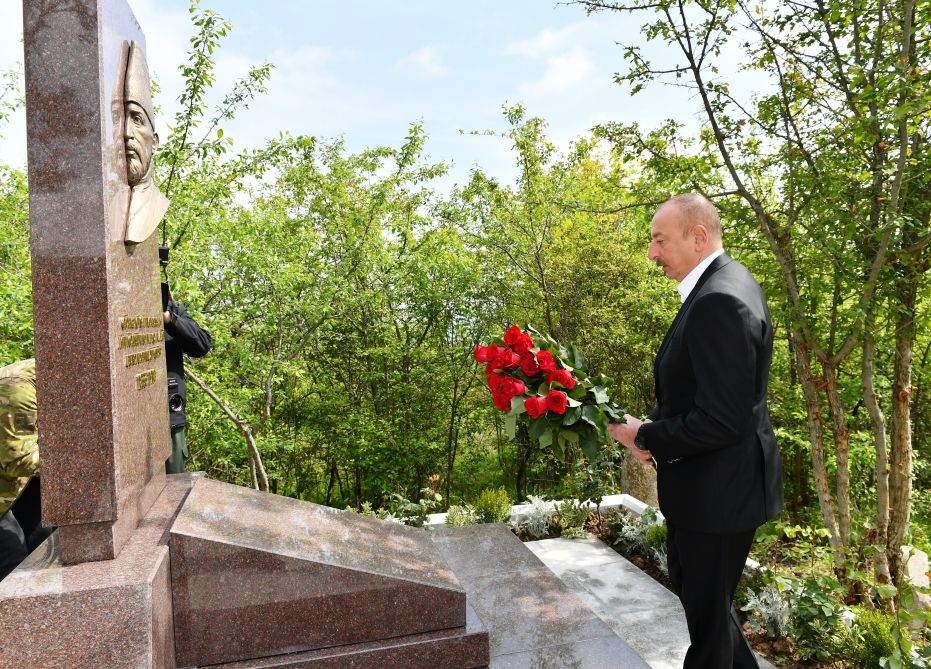 Azerbaijani President visits Mir Mohsun Navvab Garabaghi`s tomb on Jidir Duzu plain [PHOTOS/VIDEO]