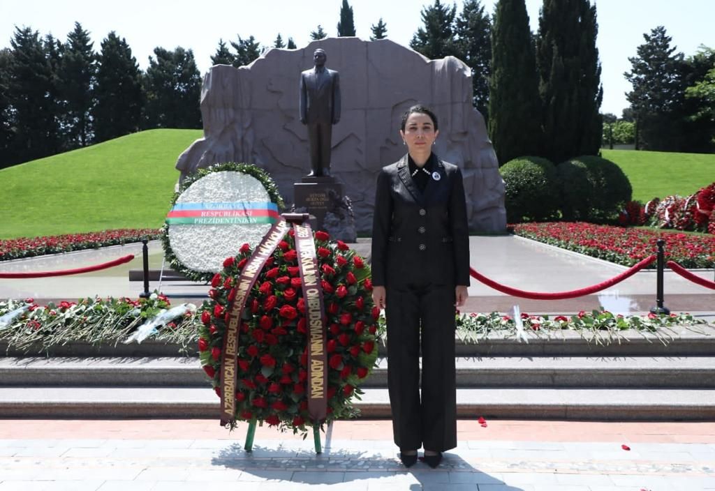 Azerbaijani ombudswoman visits grave of National Leader