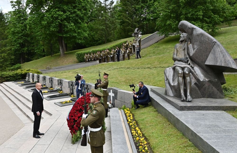 Azerbaijani President visits monument to those died for Lithuania's independence [PHOTOS]