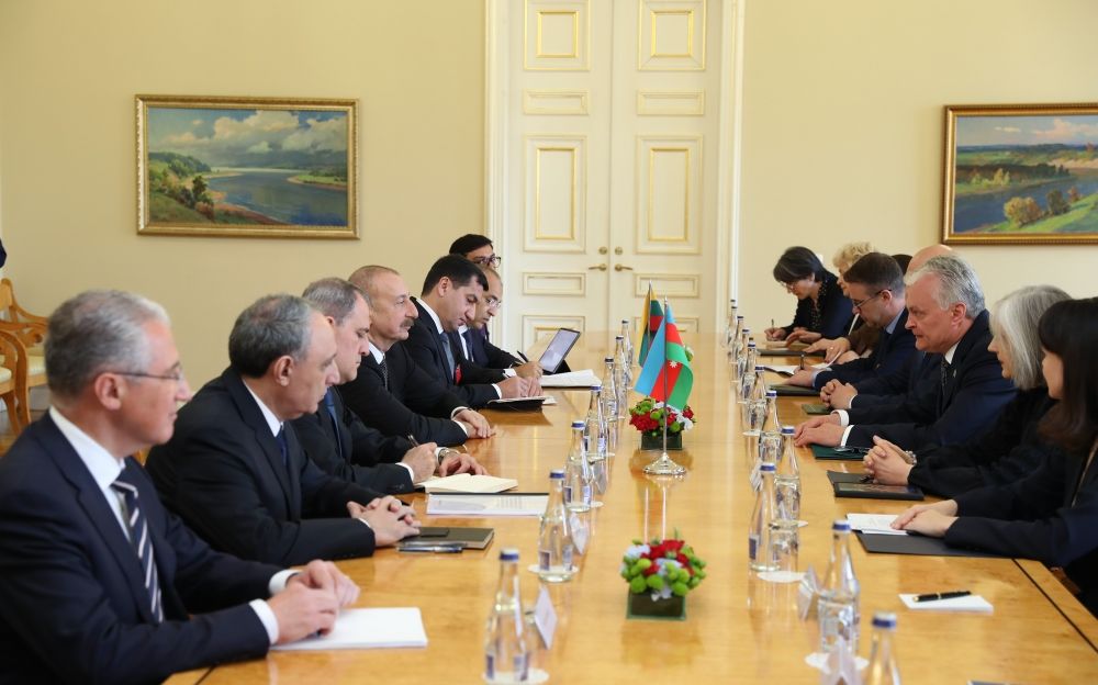 Prasideda išplėstinis prezidento llhamo Alijevo ir prezidento Gitano Nausėdos susitikimas [PHOTOS]