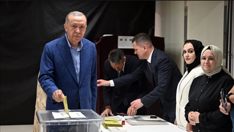 President Recep Tayyip Erdogan votes in runoff