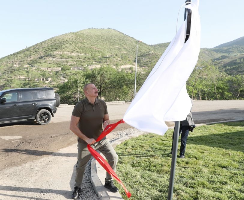 Azerbaijani President unveils signs at intersection of Heydar Aliyev, Zafar and 28 May streets