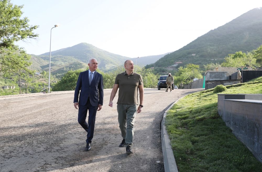 Azerbaijani President unveils signs at intersection of Heydar Aliyev, Zafar and 28 May streets - Gallery Image