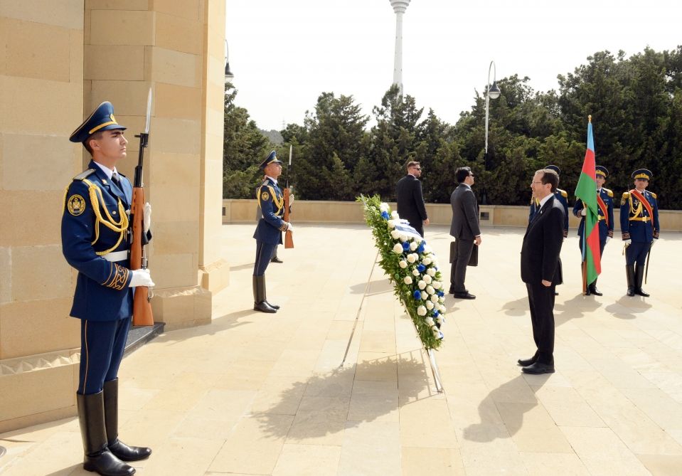 Israeli president visits Alley of Honor and Alley of Martyrs in Baku [PHOTOS]