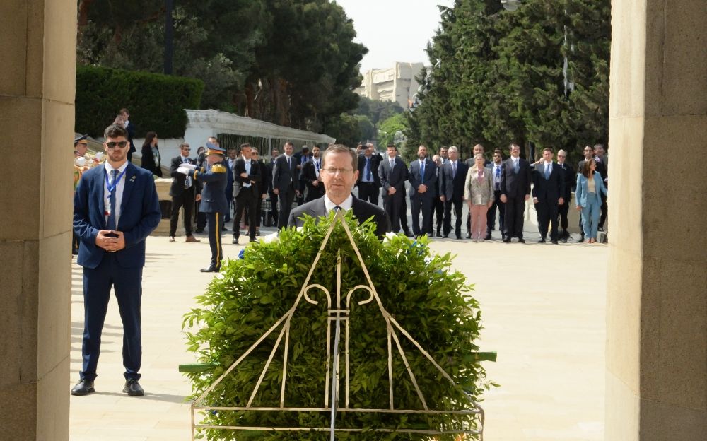 Israeli president visits Alley of Honor and Alley of Martyrs in Baku [PHOTOS] - Gallery Image