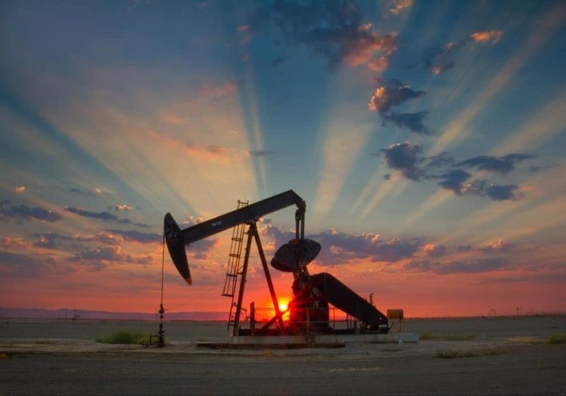 Oil price drops in world markets