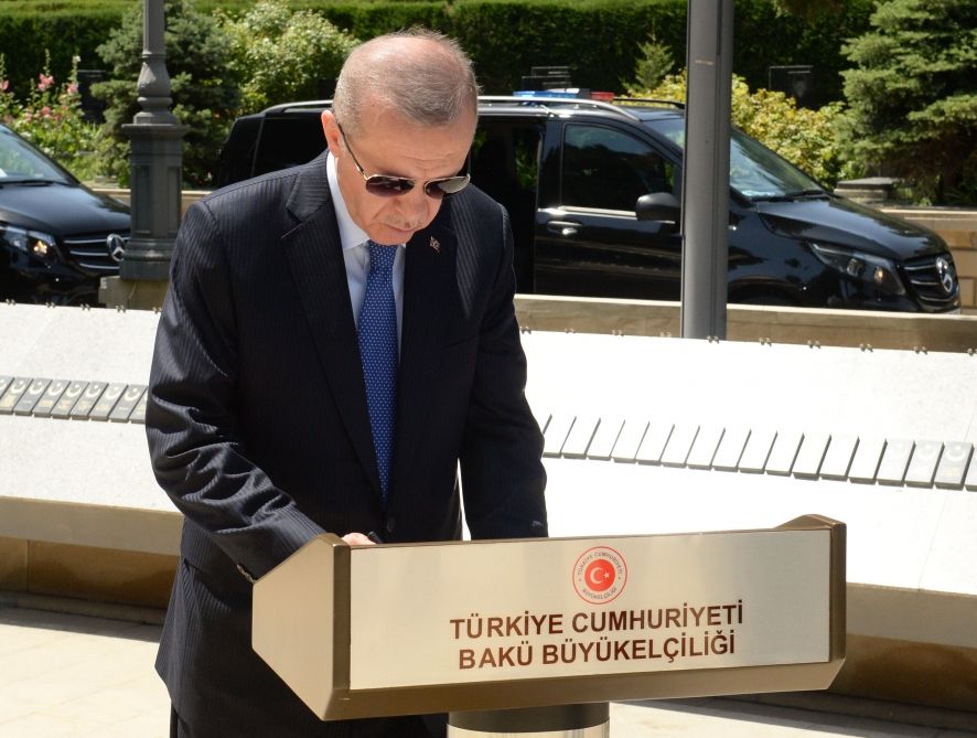 President of Turkiye pays respect to Azerbaijani martyrs [PHOTOS]