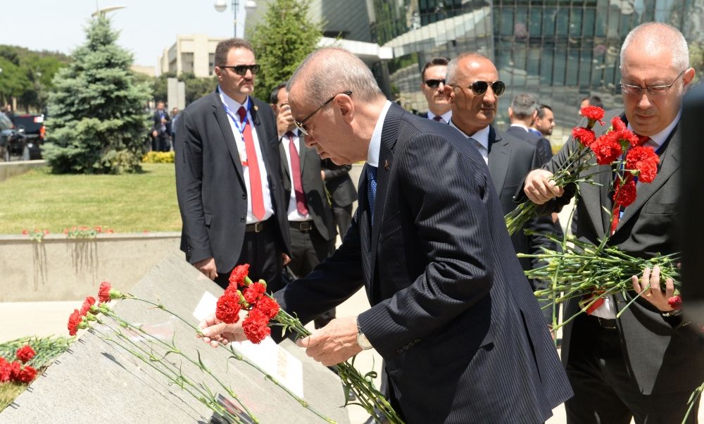 President of Turkiye pays respect to Azerbaijani martyrs [PHOTOS]