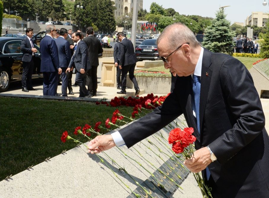 President of Turkiye pays respect to Azerbaijani martyrs [PHOTOS]