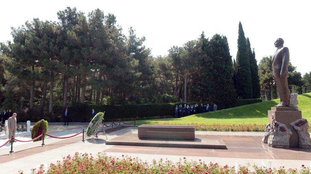 Rais of Tatarstan visits tomb of National Leader Heydar Aliyev