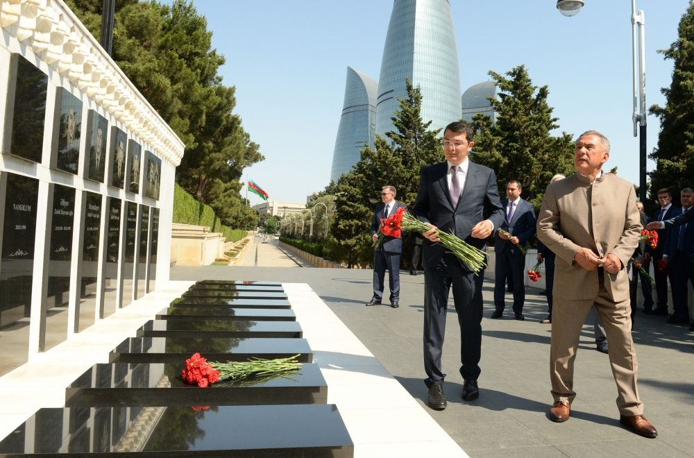 Rustam Minnikhanov visits Alley of Martyrs