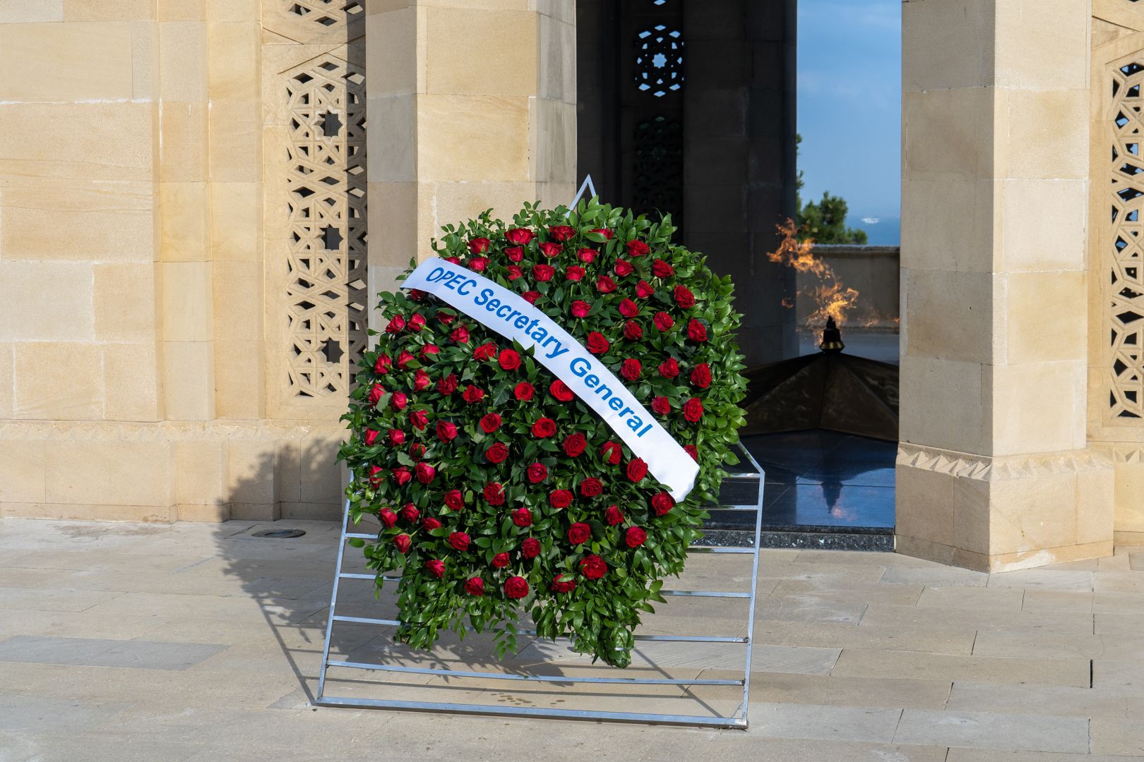 OPEC Secretary General visits grave of National Leader and Alley of Martyrs