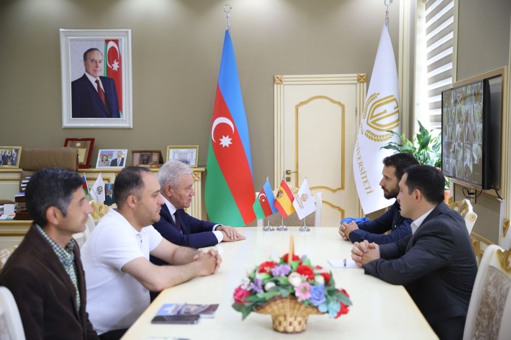 Profesora española participa en intercambio de experiencias en la Universidad Estatal de Ganja [PHOTOS]