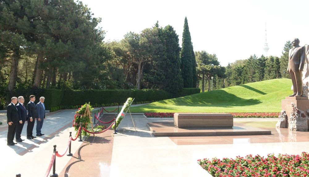 Tajik delegation visits Alley of Honors in Baku [PHOTOS]