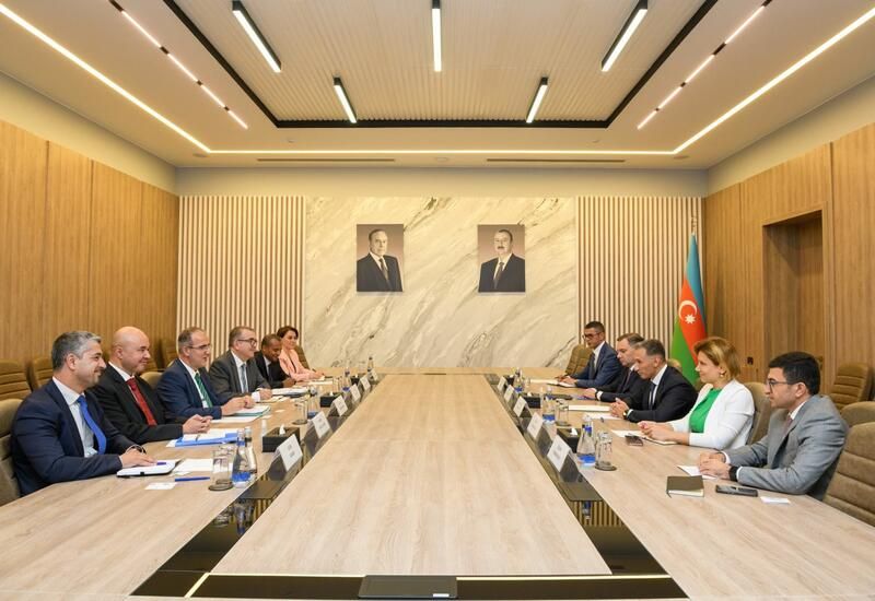 Azerbaijan and IDB discuss cooperation in transport and ICTs [PHOTOS]