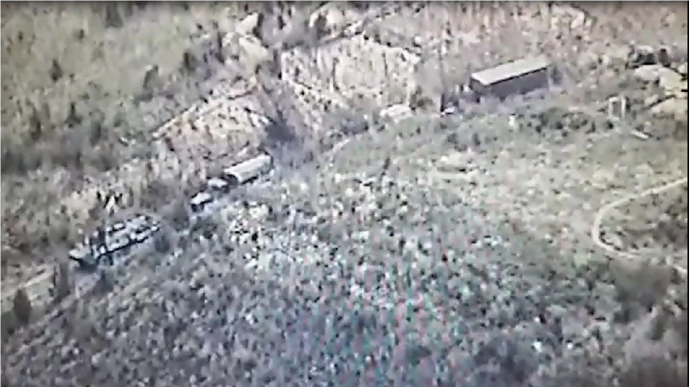 Russian peace keepers escort Armenian armed groups in Karabakh [VIDEO]