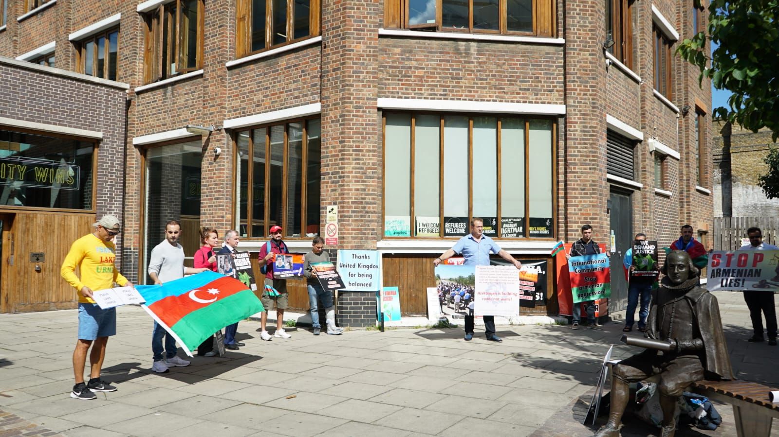 Azerbaijani Community in London protests in front of Amnesty International office [PHOTOS]