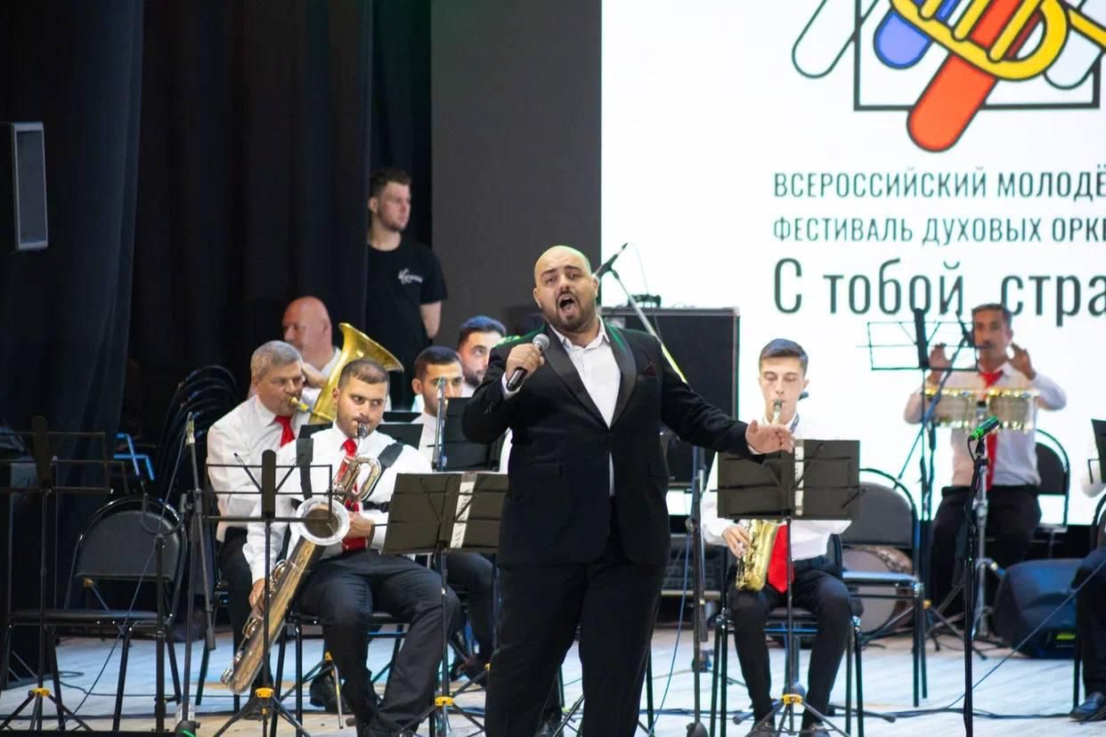 Azerbaijani singer shines at Int'l Festival of Brass Bands [PHOTOS]