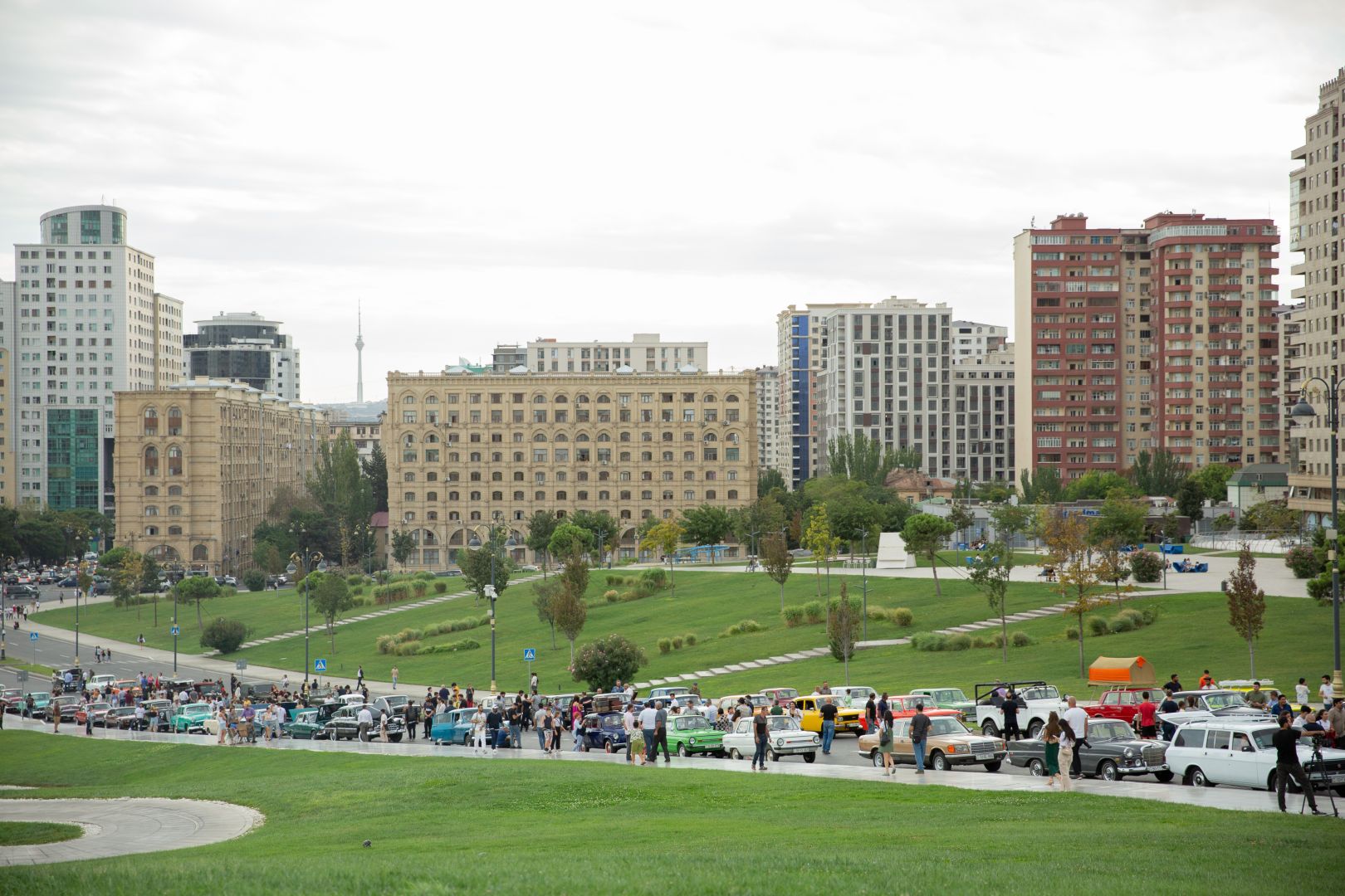 Exhibition of classic cars held in front of Heydar Aliyev Centre [PHOTOS]