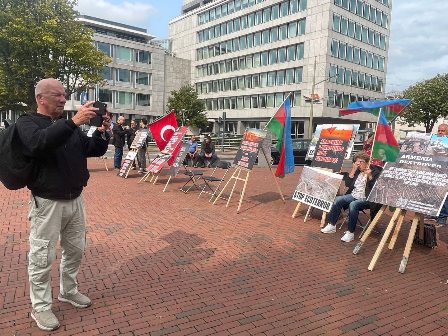 Azerbaijani community activists hold protest against Armenian military & environmental provocations in Hague