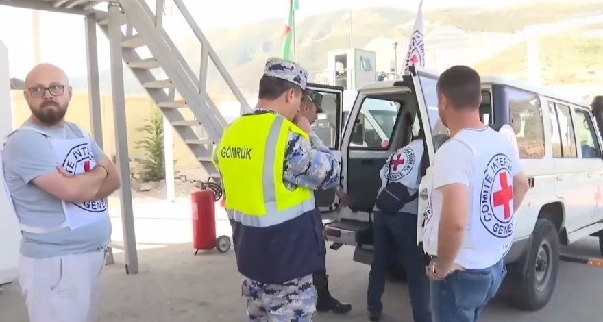 Armenian minority living in Garabagh freely crosses Lachin border checkpoint [VIDEO]