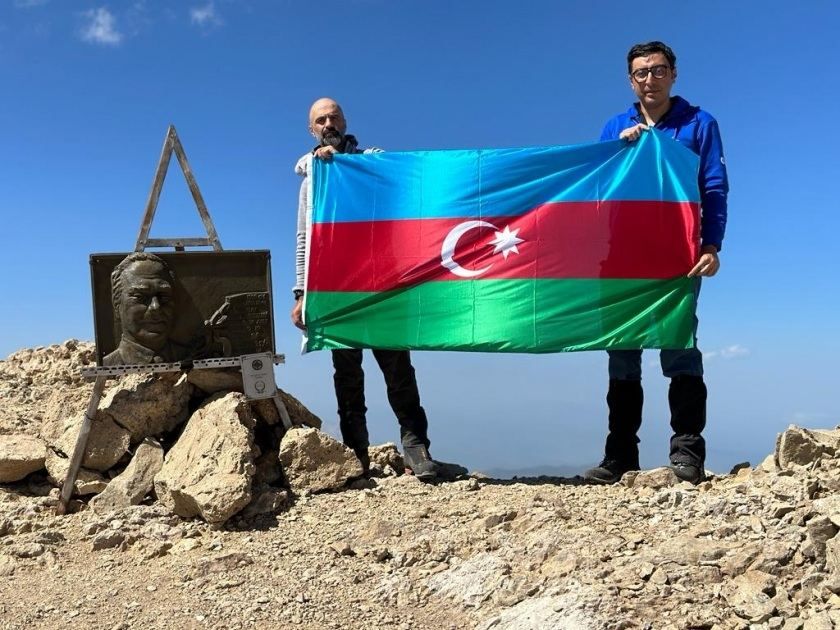 Minister of Youth and Sports climbs Heydar Peak [PHOTOS]