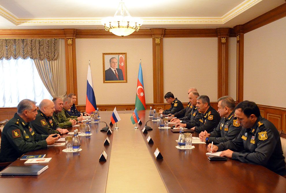 Azerbaijan Defense Minister receives new Commander of Russian peacekeeping forces