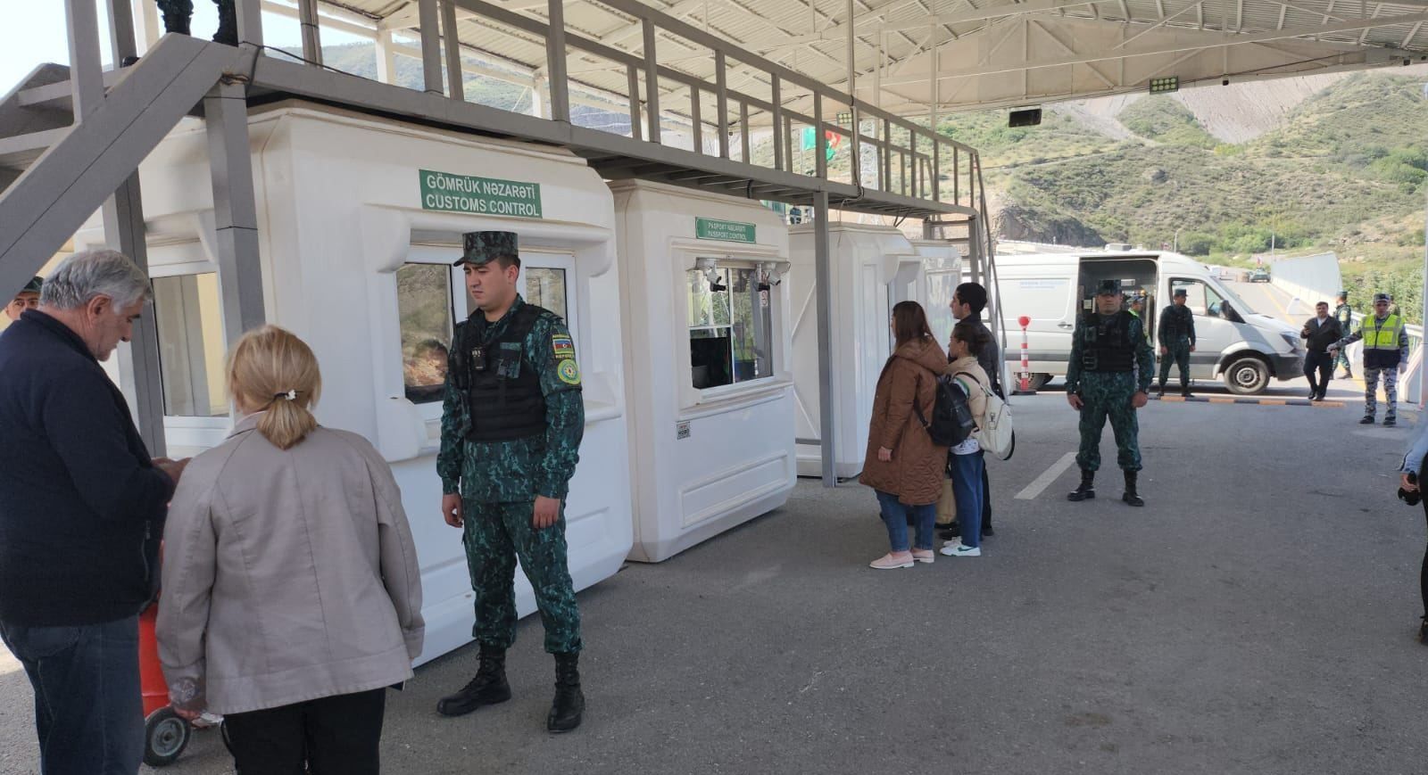 Some 79 people pass via Lachin border checkpoint in direction of Armenia [PHOTOS] - Gallery Image