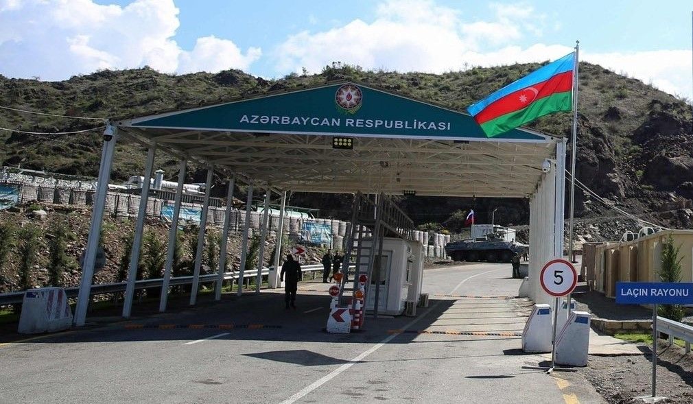 Armenian minority living in Garabagh freely crosses Lachin border checkpoint