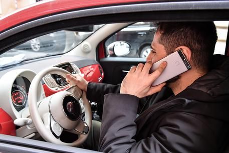 Drivers using phones to have licenses suspended in Italy