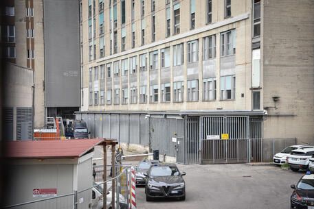 Inmates exits hospital window, cop comatose after falling in pursuit in Italy