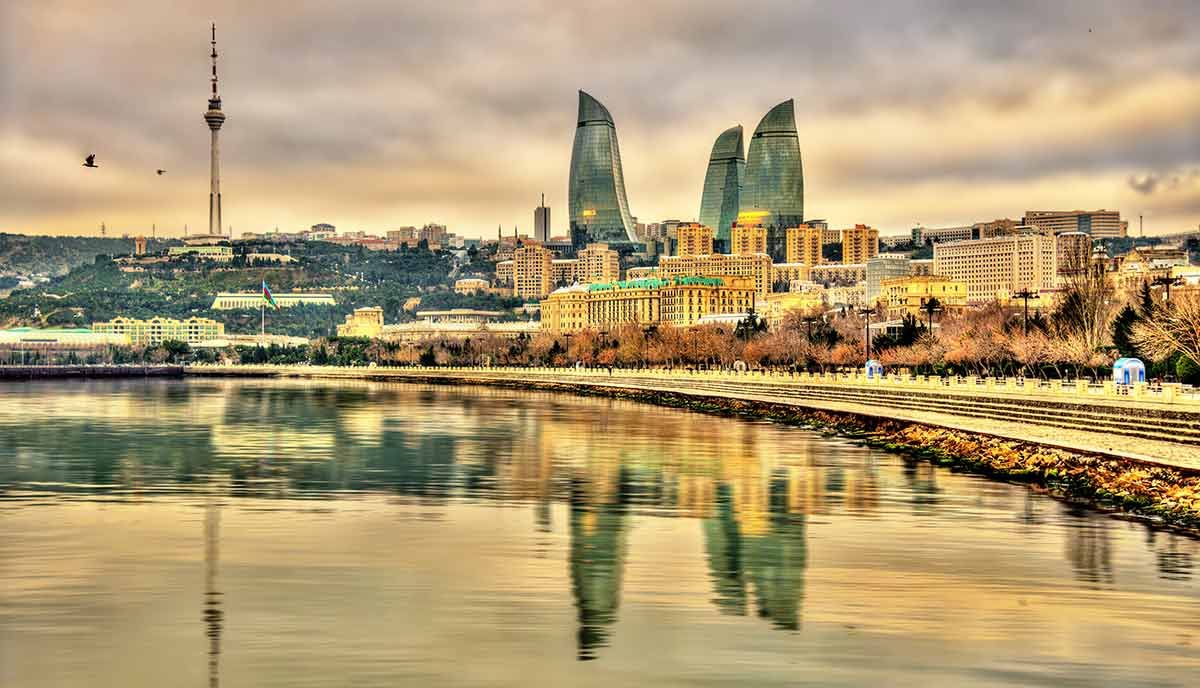 Azerbaijan delivers 3,951 flats under state lines