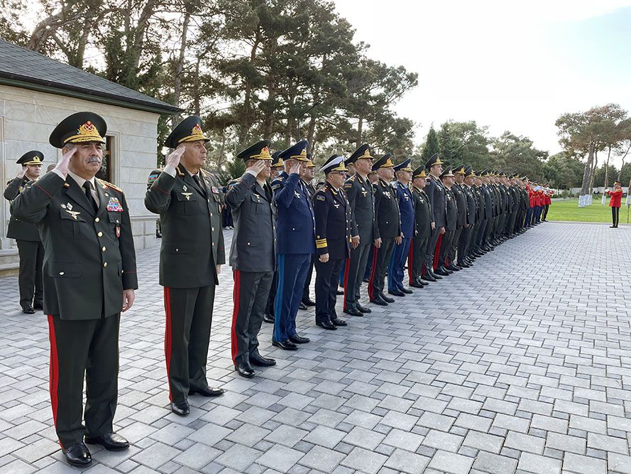 Azerbaijan Defense Ministry visits graves of Martyrs on Remembrance Day