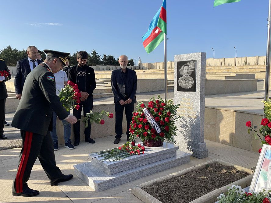 Azerbaijan Defense Ministry visits graves of Martyrs on Remembrance Day - Gallery Image
