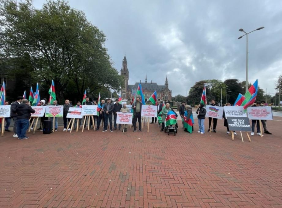 Azerbaijani community holds peaceful protest in front of UN ICJ [PHOTOS/VIDEOS]