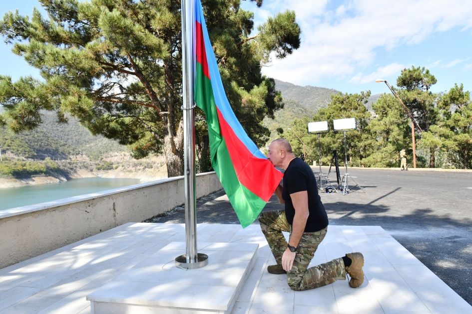 President Ilham Aliyev raises Azerbaijani national flag on territory of Sarsang reservoir [PHOTOS]