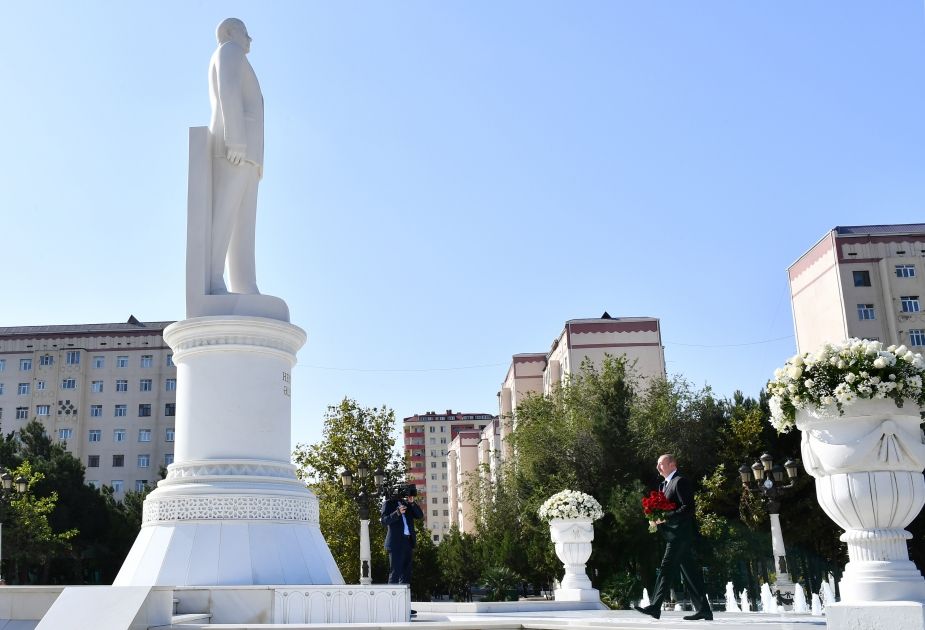 President Ilham Aliyev visits statue of national leader Heydar Aliyev in city of Sumgayit [PHOTOS/VIDEO]