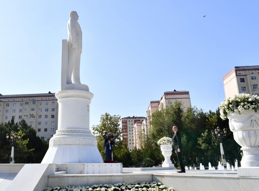 President Ilham Aliyev visits statue of national leader Heydar Aliyev in city of Sumgayit [PHOTOS/VIDEO] - Gallery Image